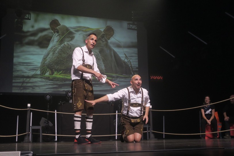 Noël Antonini et Carlos Henriques en plein match de
Catch-Impro.