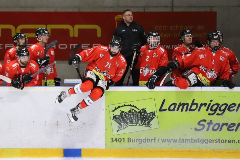 Gaëtan Struchen (qui saute sur la glace) et le HC Delémont-Vallée ont pris un point malgré un mauvais départ (photo : archives/HC Delémont-Vallée/Yann-Eric Rebetez).