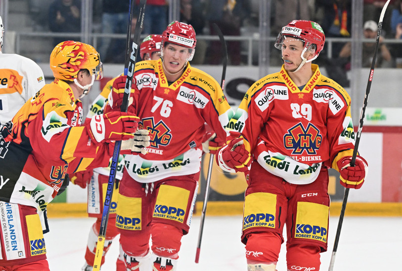 Tino Kessler (ici à droite) doit purger un match de suspension après avoir chargé à la tête le défenseur genevois Theodor Lennström (Photo : Georges Henz).