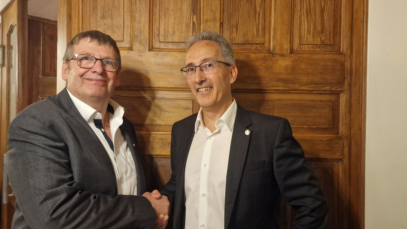Jean-Pierre Roelli (à gauche) passe le témoin à Sébastien Voisard à la tête du Kiwanis Club Jura. Photo : Kiwanis Club Juras