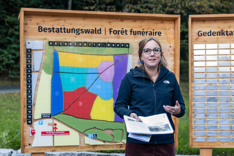 Lena Frank, conseillère municipale de la Ville de Bienne, présentait vendredi la première forêt funéraire de la cité seelandaise. (Photo : Gassmann / Dominik
Rickli)