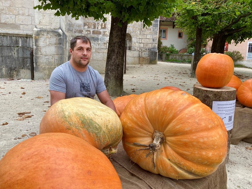 Jean-Daniel Willemin et ses courges, qui ornent le Circuit secret de Saint-Ursanne.