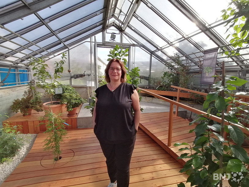 Sylvie André, présidente de l'association Galactica Production, dans la serre botanique du Jurassica Museum à Porrentruy où sera projeté un documentaire sur les chimpanzés.