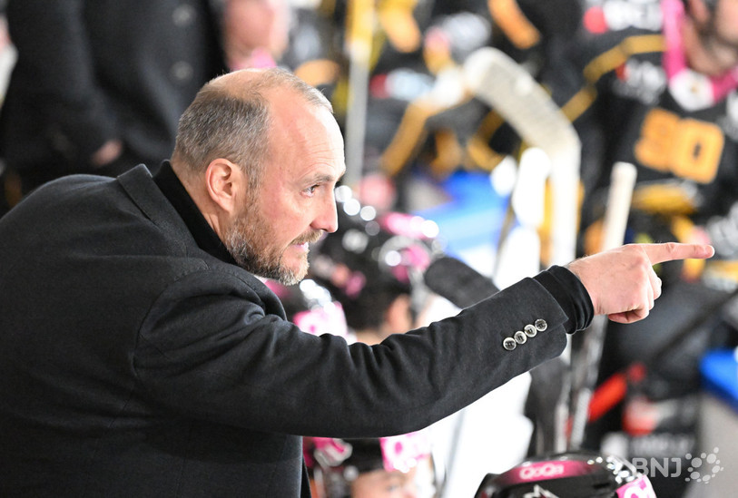 L'entraîneur du HC Ajoie Christian Wohlwend montre le chemin... son équipe sait où elle va si le play-out devait se tenir (photo : archives Georges Henz).