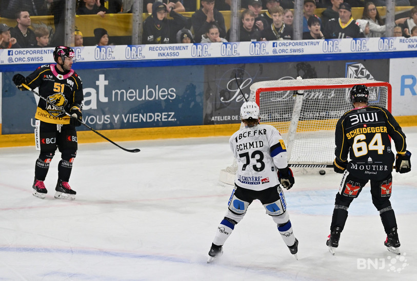 Le défenseur du HC Ajoie Alain Birbaum (à gauche) ne peut que constater les dégâts après une mauvaise relance. C'est 1-0 pour Fribourg (photo : Georges Henz).