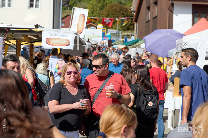 Un soleil radieux pour une édition du marché qui a certainement battu des records d'affluence. (Photo : Damien Carnal).