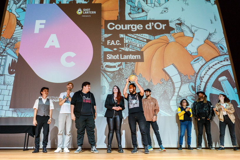 La Courge d'Or du meilleur film a été discernée samedi soir au Temple du Bas à Neuchâtel à Jean-Baptiste Andrez pour « FAC » . (Photo: Sébastien Monachon)