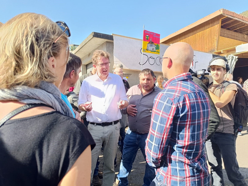 Président de la CAJB, Martin Kohli a pu s'entretenir avec Albert Rösti samedi à Champoz. Le conseiller fédéral a pu prendre conscience du ras-le-bol et des inquiétudes des agriculteurs s'agissant du loup. (Photo : CAJB).