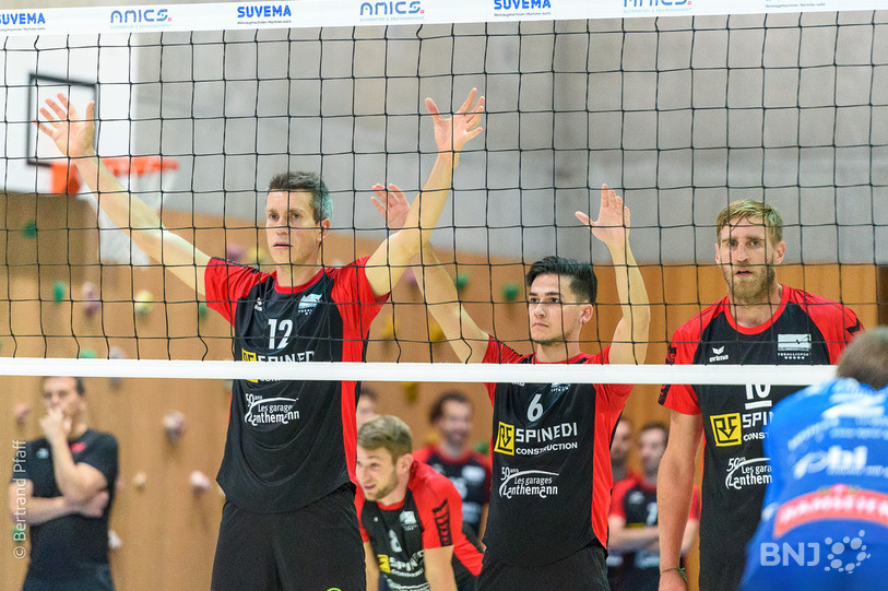 Frederic Maulat, Florian Schnidrig et Joël Bruschweiler au filet forment un mur presque infranchissable. (Photo: Bertrand Pfaff)