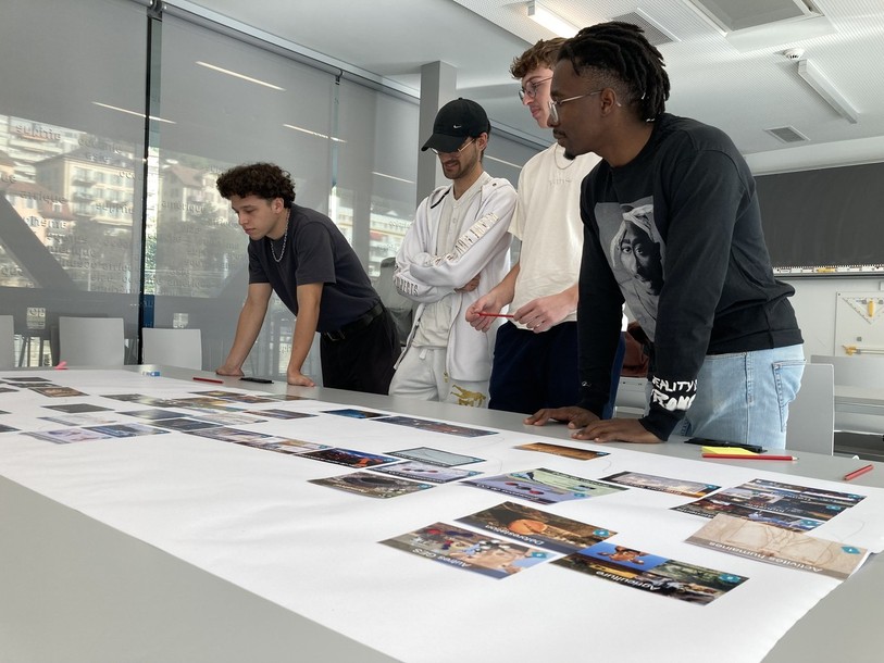 Des étudiants de la Haute école Arc Ingénierie étaient invités à réaliser une fresque du climat lundi matin, lors d'un atelier.