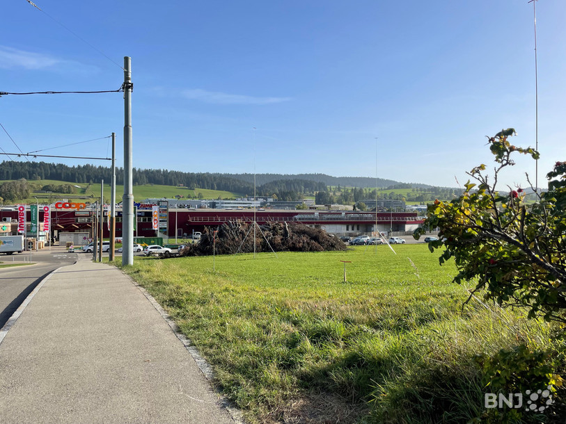 Les deux futurs immeubles d'habitations chaux-de-fonniers sont situés sur l'avenue Charles-Naine, entre les centres commerciaux et l'aéroport des Eplatures.