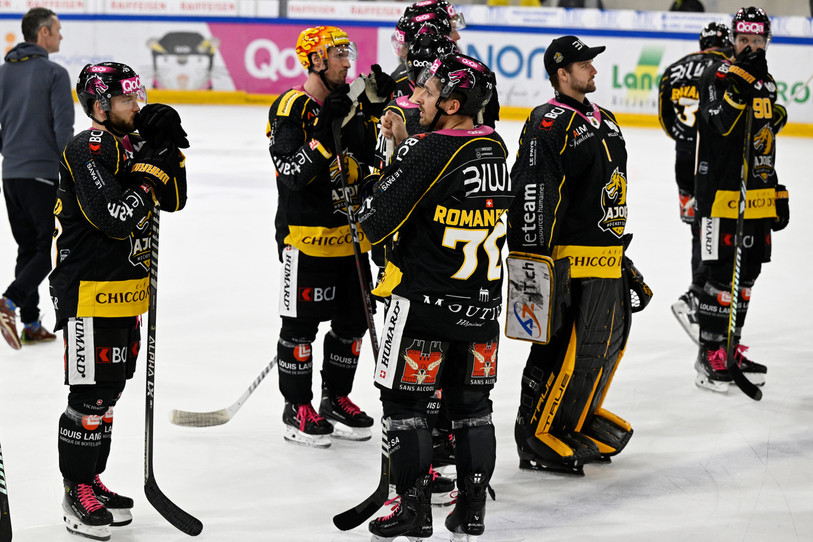 Les joueurs du HC Ajoie doivent trouver des réponses aux interrogations provoquées par leur série de défaites. (photo : KEYSTONE/Marcel Bieri)