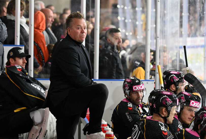 L'entraîneur-assistant du HC Ajoie Petteri Nummelin reste sur le banc. (photo archives : Georges Henz).