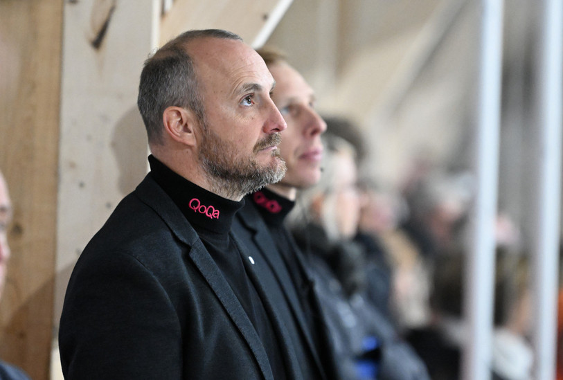 L'entraîneur du HC Ajoie Christian Wohlwend a dû régler de nombreux éléments après deux premiers tiers-temps difficiles. (Photo : archives Georges Henz).
