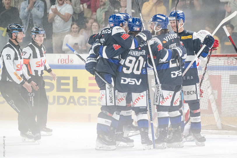 Les joueurs du HCC se congratulent. Ils ont signé un joli succès face à Bâle (photo : Jonathan Vallat).