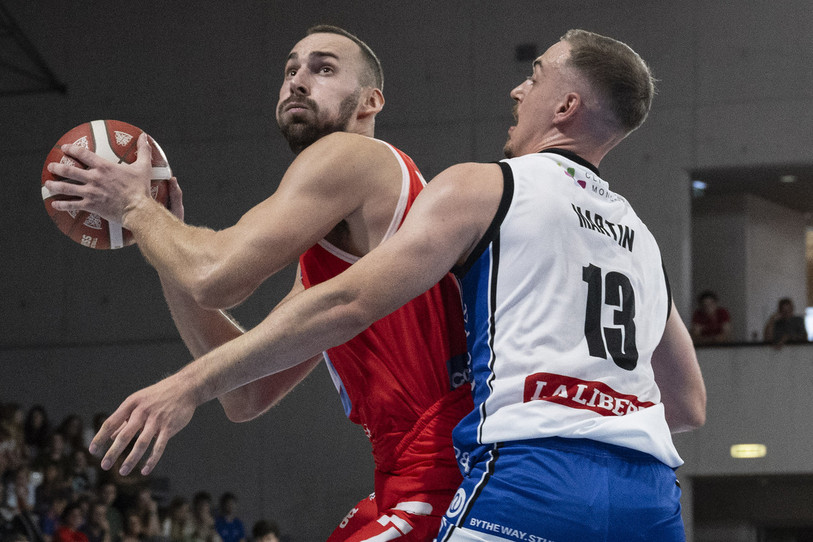 Killian Martin (de dos) avec Fribourg Olympic lors de la défaite en Supercoupe contre Massagno samedi (photo : KEYSTONE/PETER SCHNEIDER).