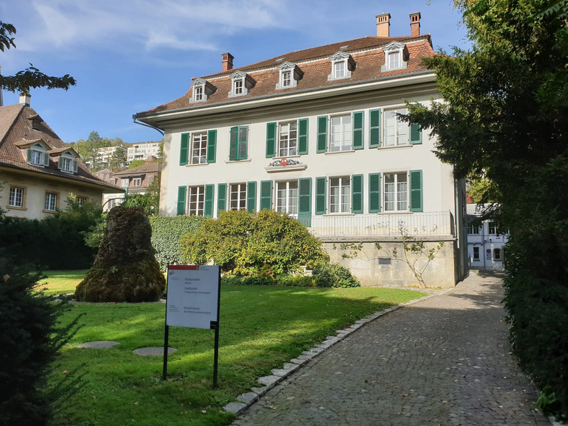 L'intervention propose par exemple de vendre le bâtiment de la mairie pour quelques millions pour rendre de l'argent à la population qu'elle a perdu à cause de l'inflation et les mesures étatiques. (Source : Lukas Müller)