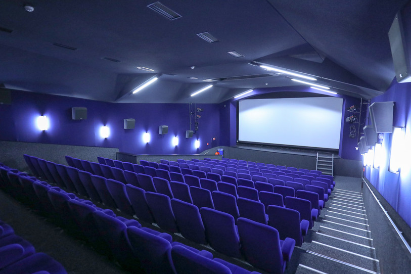Lorsque l’écran se lève, le cinéma se mue en salle de spectacles. (Photo : commune des Breuleux).