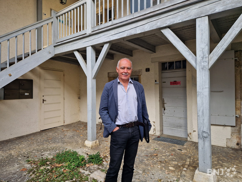 Jean-Michel Brunner, directeur de l'ECAP, devant la Maison Rousseau à Môtiers.