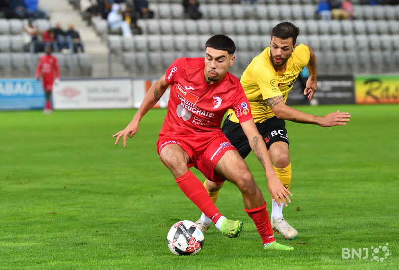 Le milieu du FC Bienne Nikolai Maurer devance son homologue des SR Delémont Steve Coelho. (Photo : Georges Henz).