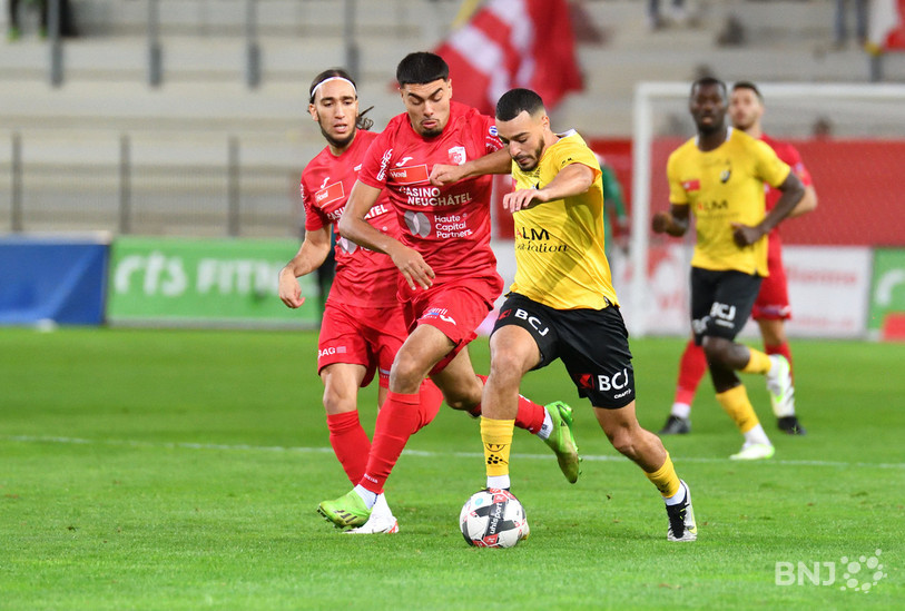 A l’image de Sofiane Achour (ici face au Biennois Nikolai Maurer), les SRD ont essayé de bousculer le FC Bienne, mais sans parvenir à concrétiser. (photo : Georges Henz)
