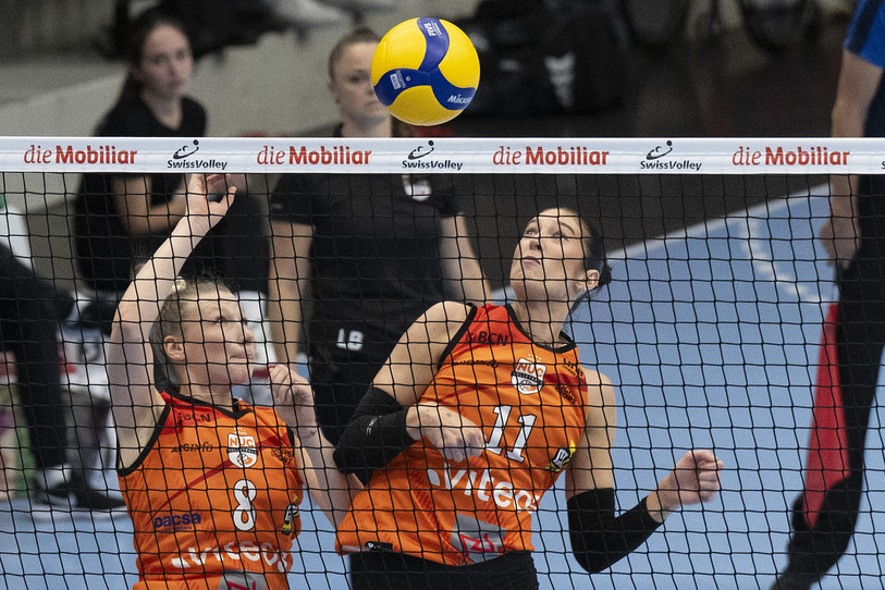Méline Pierret (à gauche) et Jasmine Gross en action. (photo : Keystone/Peter Schneider)