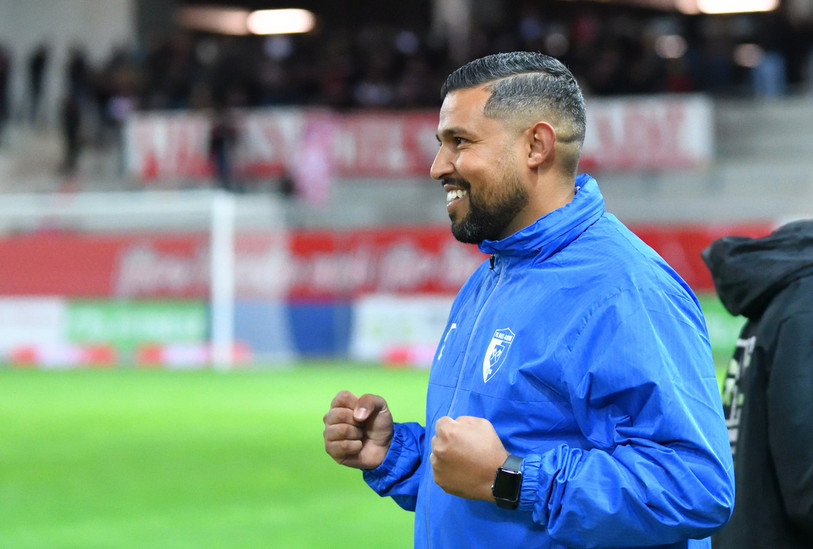 L'entraîneur du FC Bienne Samir Chaibeddra et ses hommes ont remporté un dernier match avant la trêve hivernale. (photo : archives/Georges Henz).
