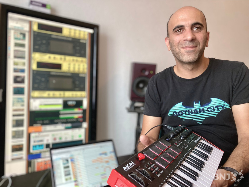 L'animateur et musicien DJ Collins dans son studio à Saignelégier.