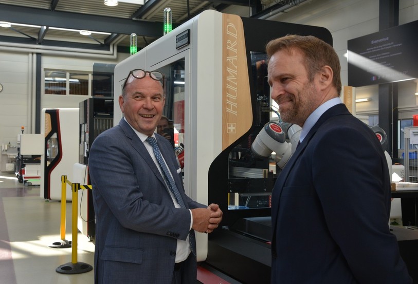 Marc Feracci, député à l’Assemblée nationale des Français de Suisse  (à droite) est venu visiter les locaux de Humard Automation (dirigée par Georges Humard (à gauche). 
