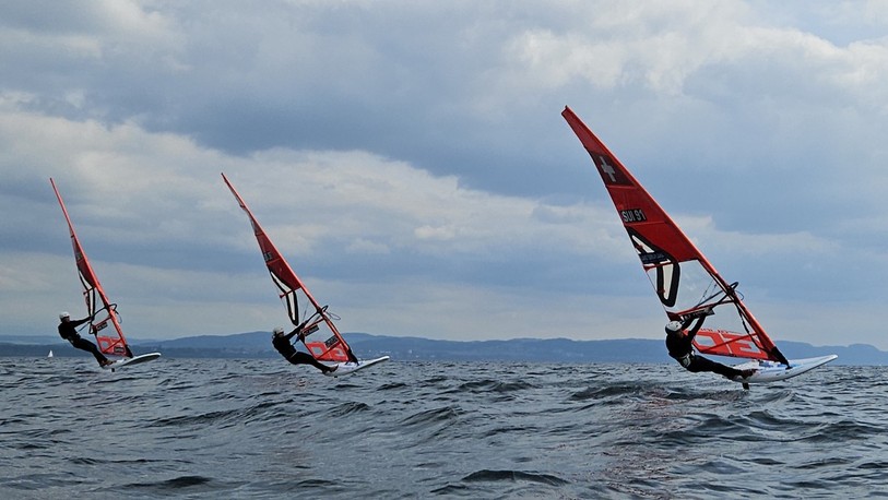 Chloé Huguenin (au milieu), Loïc Huguenin (à droite), et Noam Kobel (à gauche) participeront aux championnats du monde de planche à voile. (Photo : Vincent Huguenin)