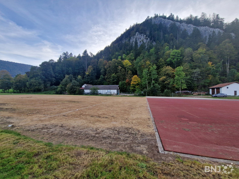 La marque laissée par la tente utilisée cet été par Trouble A et le Comptoir du Val-de-Travers à Fleurier est bien visible sur le terrain des Lerreux.