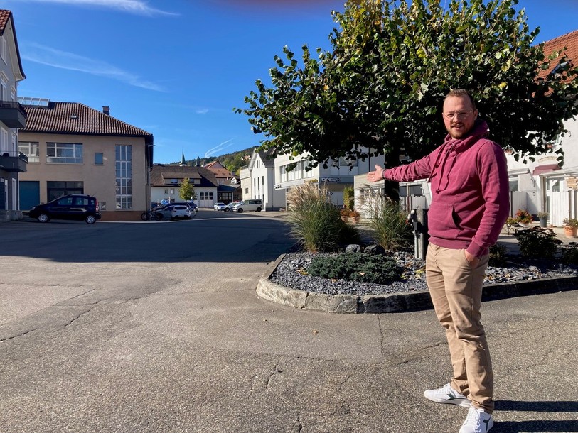 La rue qui accueillera la nouvelle fête du village de Tramelan, avec Jonathan Marquis, président du comité d’organisation. 
