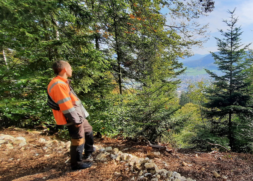 L'archéologue Geoffroy Luisoni admire la vue depuis le sommet du Montchaibeux.