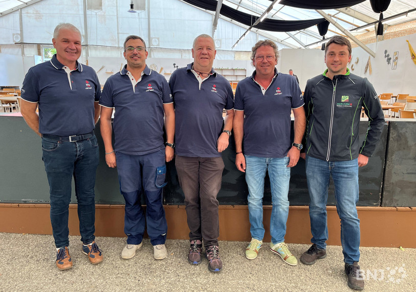 Les organisateurs de la nouvelle version de la Foire du Jura posent dans le nouvel espace gourmand. De gauche à droite : André Buchwalder, Maciel Da Silva (président), Patrick Wäspe, Gérard Ossola et Marc Kury (AgriJura).
