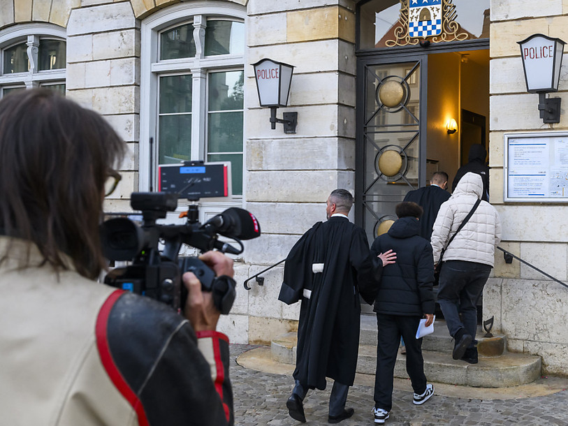 L'arrivée des prévenus et des avocats devant le Tribunal criminel des Montagnes et du Val-de-Ruz à La Chaux-de-Fonds. (Photo : KEYSTONE/Jean-Christophe Bott)