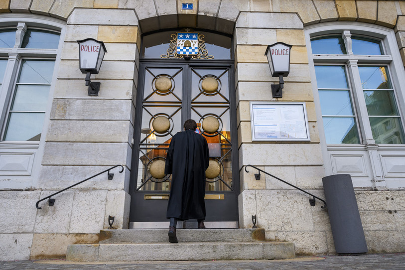 Les avocats de la défense ont plaidé jusqu'à tard dans la nuit au Tribunal criminel à La Chaux-de-Fonds. (Photo : KEYSTONE/Jean-Christophe Bott)
