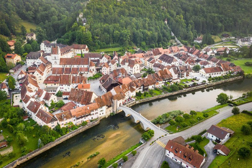 St-Ursanne peut se targuer de faire partie des meilleurs villages touristiques du monde. (Photo : Jura Tourisme / Reto Duriet).