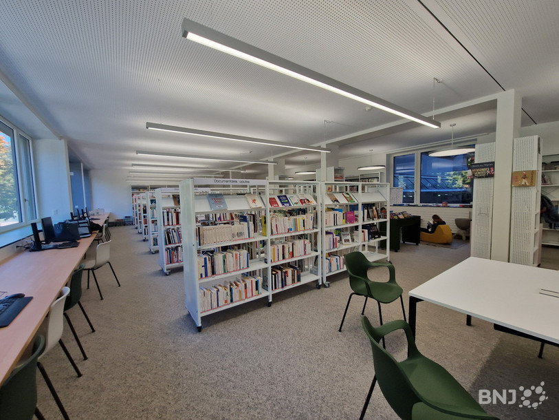 La nouvelle bibliothèque de Fleurier dans ses locaux neufs à Longereuse.