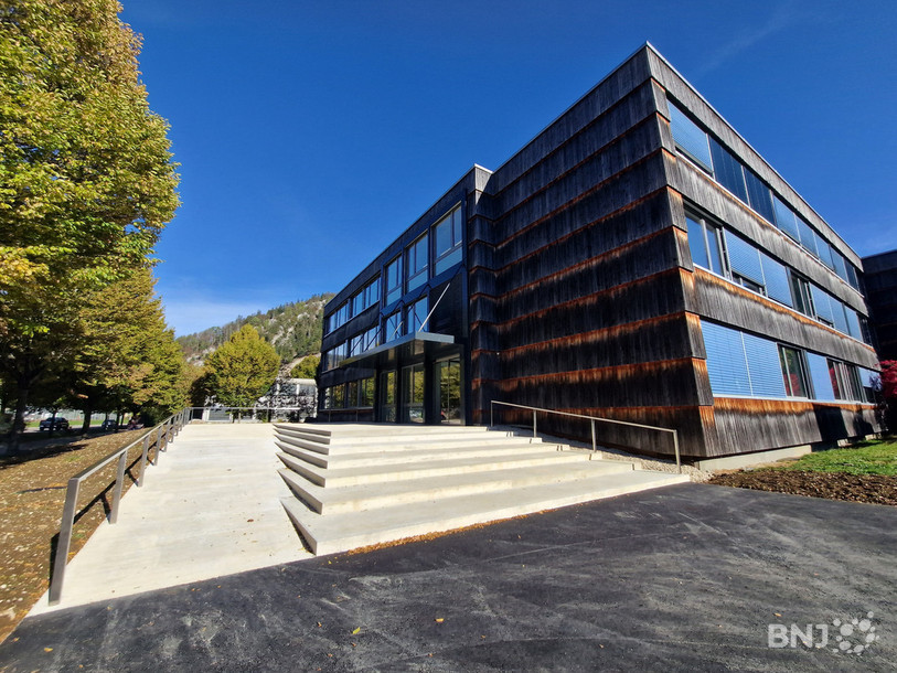 L'entrée de la bibliothèque de Fleurier peut se faire directement depuis la rue pour la population, sans traverser l'école.