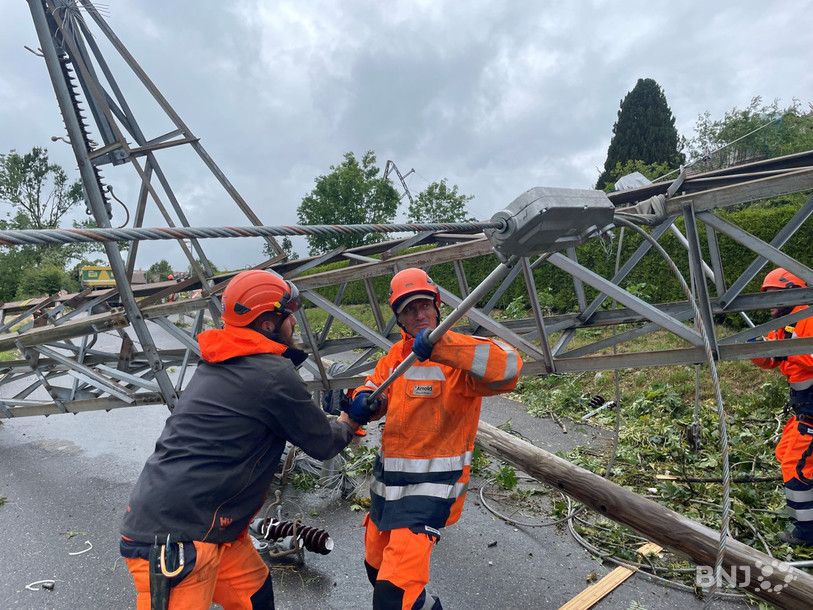 Un pylône électrique coupait la route menant à l'hôtel des Endroits, les jours suivants la tempête du 24 juillet à La Chaux-de-Fonds.