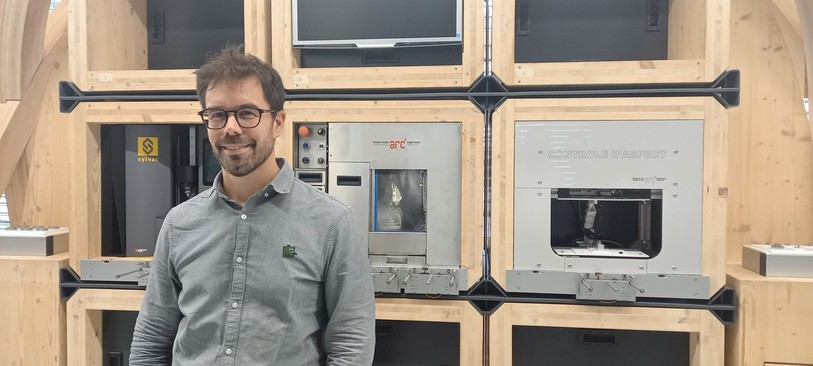 Jérôme Charmet, professeur à la Haute Ecole Arc Ingénierie, devant l'innovation des « micro-usines ».