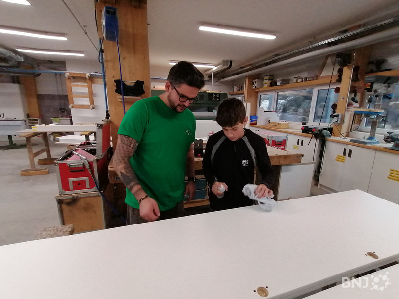 Le jeune Théo Schlüchter effectue son 3e stage en menuiserie pendant ces vacances scolaires d'automne.