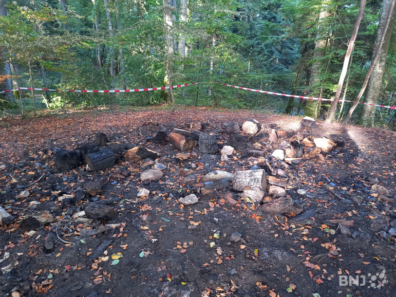 La structure a été endommagée par les flammes.
