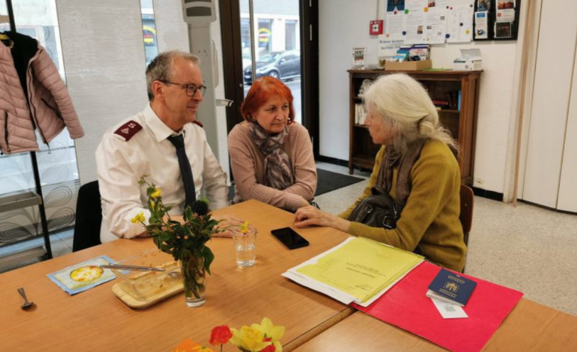Jean Volet, responsable du Poste de Neuchâtel, avec deux bénéficiaires de l'Armée du Salut. (Photo: Armée du Salut)