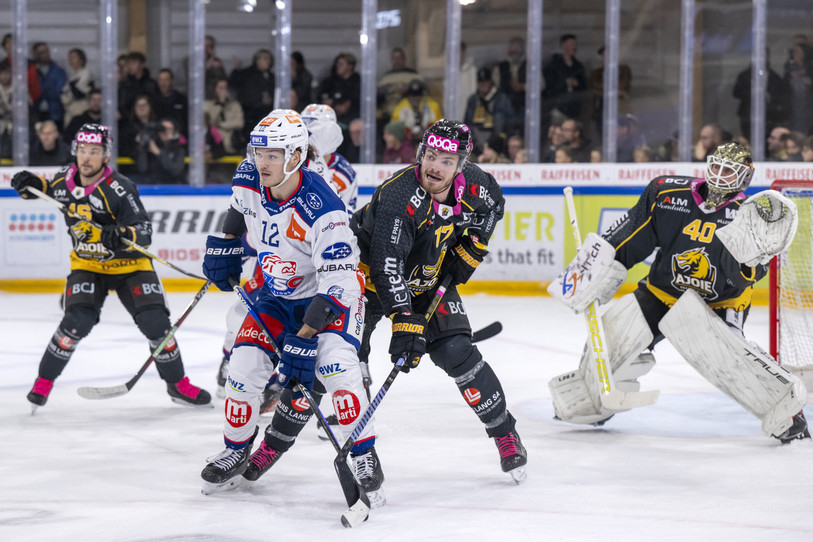 Thomas Thiry et la défense du HC Ajoie ont eu beaucoup de travail devant Yannick Zehnder et l'armada offensive de Zurich (photo : Keystone/Georgios Kefalas).