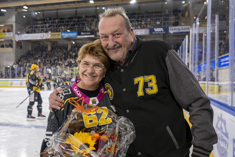 Viola Amherd a reçu des mains du président du HC Ajoie Patrick Hauert un maillot de l'équipe ajoulote floqué du numéro 62, faisant référence à son année de naissance (photo : Keystone / Georgios Kefalas).