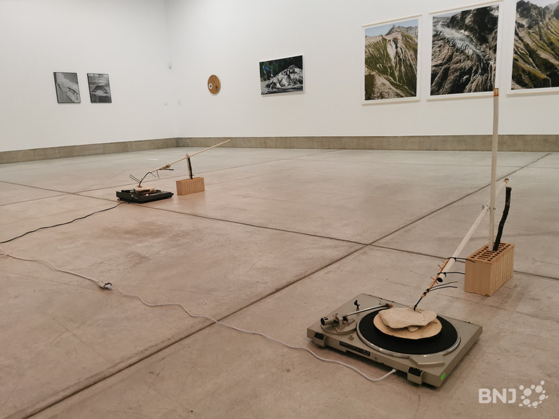 Les platines vinyles de l'artiste Rémy Bender ont été inspirées par la tempête qui s'est abattue sur La Chaux-de-Fonds le 24 juillet 2023.