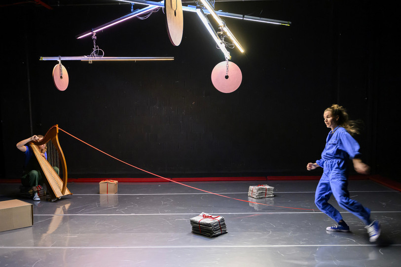 Pascale Güdel, comédienne et directrice de la compagnie biennoise Frakt', dans Harpapier, son nouveau spectacle. (Photo : Compagnie Frakt')