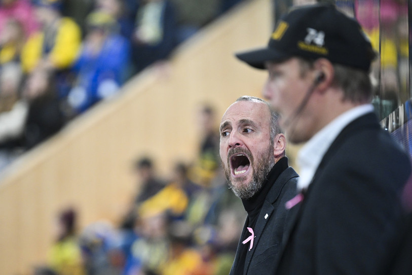 Le rugissement de l'entraîneur du HC Ajoie Christian Wohlwend samedi soir à Davos (photo : KEYSTONE/Gian Ehrenzeller).