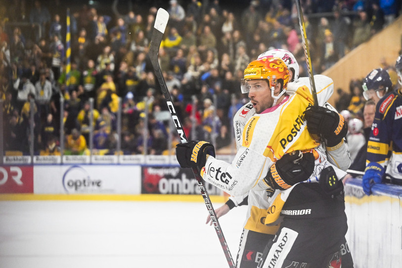 La joie de Jonathan Hazen qui permet au HC Ajoie d'enfin renouer avec la victoire (photo : KEYSTONE/Gian Ehrenzeller).